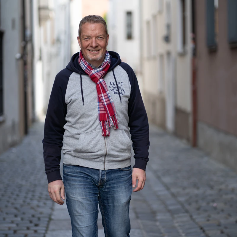 Oliver Foitzik in einer Gasse